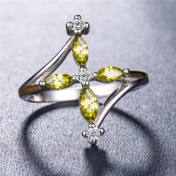 French Vogue Boutique Jewelry - LAST ONE!! SIZE 9 Peridot Blossom Ring